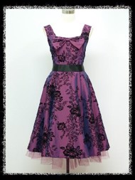 Kort festkjole - Juliet Marie, Lilla - kort festkjole i smuk lilla med sorte blomster 